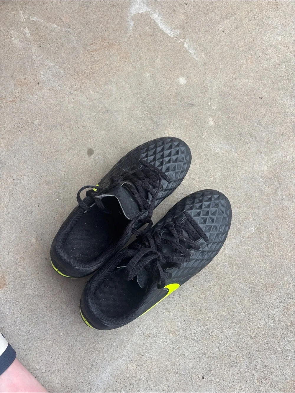 Nike Tiempo Legend 8 soccer cleats! Youth 4